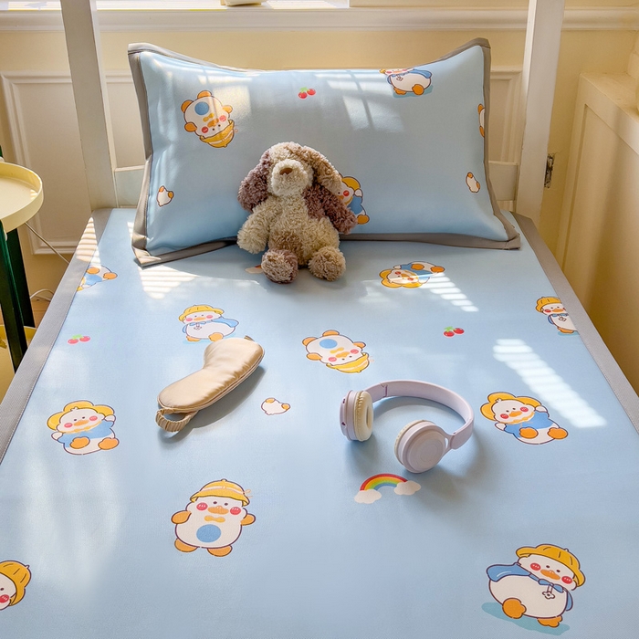 91家纺网 家纺一手货源 找家纺 富馨莱 2025新款学生平铺款冰藤印花凉席A类抗菌冰丝席支持定制尺寸 开心鸭