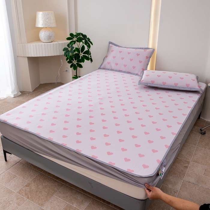 91家纺网 家纺一手货源 找家纺 凌云家纺  2025新款提花凉感冰丝席床笠款三明治凉席三件套 甜心-粉