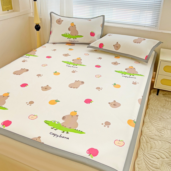 91家纺网 家纺一手货源 找家纺 富馨莱 2025新款平铺款冰藤印花凉席A类抗菌冰丝席支持定制尺寸 卡皮熊