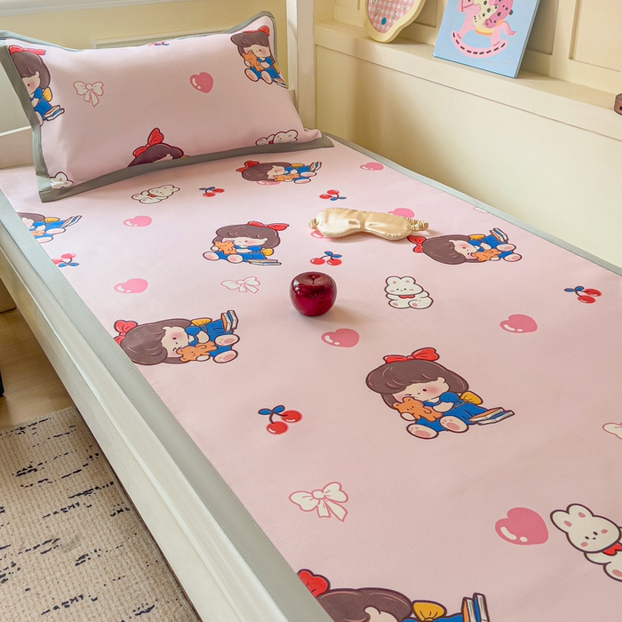 91家纺网 家纺一手货源 找家纺 富馨莱 2025新款学生平铺款冰藤印花凉席A类抗菌冰丝席支持定制尺寸 元气女孩