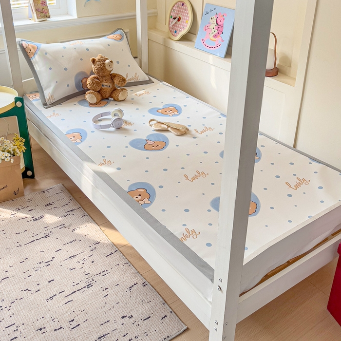 91家纺网 家纺一手货源 找家纺 富馨莱 2025新款学生平铺款冰藤印花凉席A类抗菌冰丝席支持定制尺寸 爱心小熊