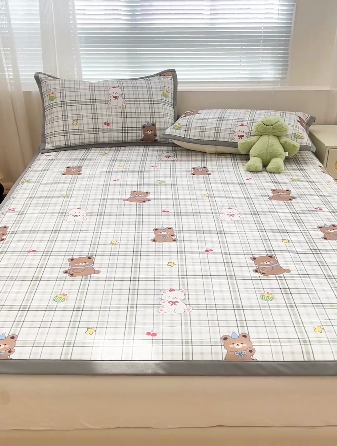 91家纺网 家纺一手货源 找家纺 富馨莱 2025新款平铺款冰藤印花凉席A类抗菌冰丝席支持定制尺寸 格子熊