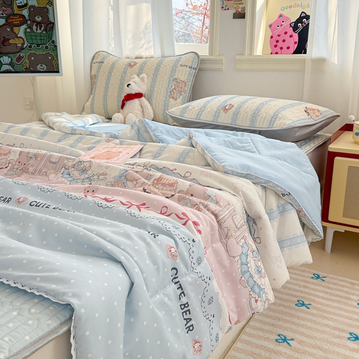 91家纺网 家纺一手货源 找家纺 慕尚家纺  2025春夏新款乳胶凉席水洗棉夏被夏凉被空调被三件套四件套 洛丽塔小熊