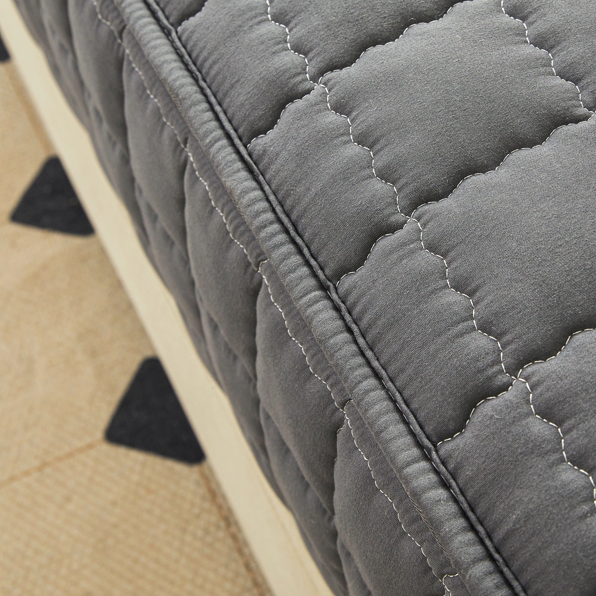 91家纺网 家纺一手货源 找家纺 欧邦 2025新款可拆卸六面全包夹棉床笠 五面夹棉-深灰