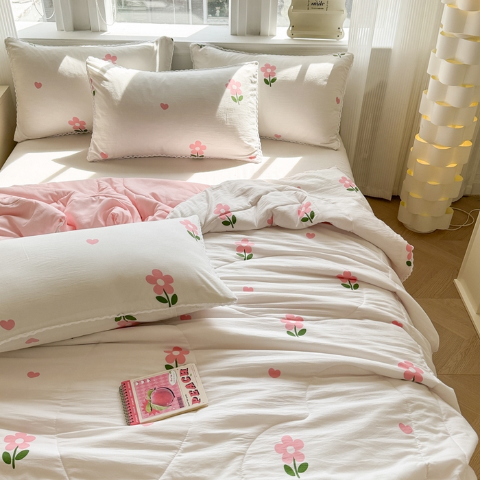 91家纺网 家纺一手货源 找家纺 慕尚家纺 2025新款水洗棉花边工艺羽丝棉卡通系列夏被 花儿朵朵