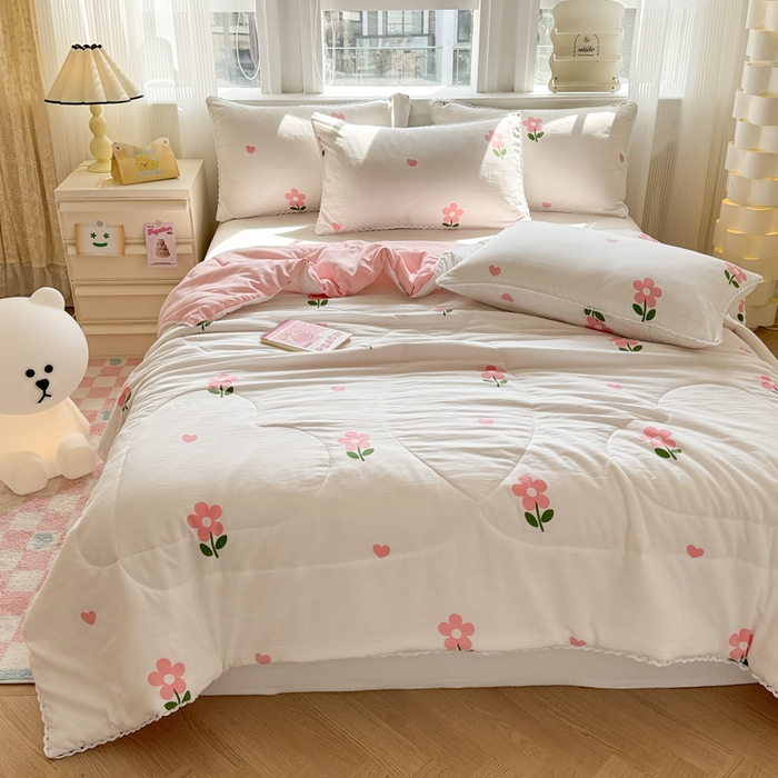 91家纺网 家纺一手货源 找家纺 慕尚家纺 2025新款水洗棉花边工艺羽丝棉卡通系列夏被 花儿朵朵