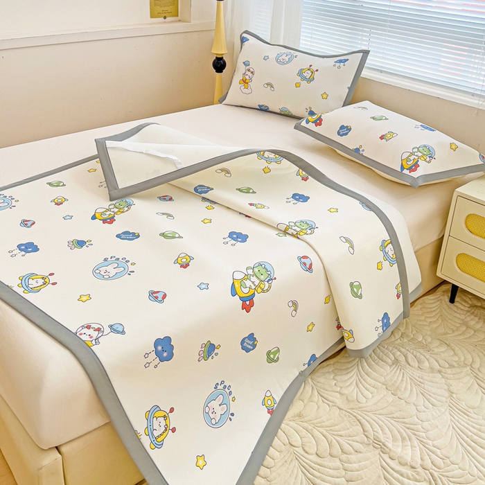 91家纺网 家纺一手货源 找家纺 富馨莱 2025新款平铺款冰藤印花凉席A类抗菌冰丝席支持定制尺寸 宇航员