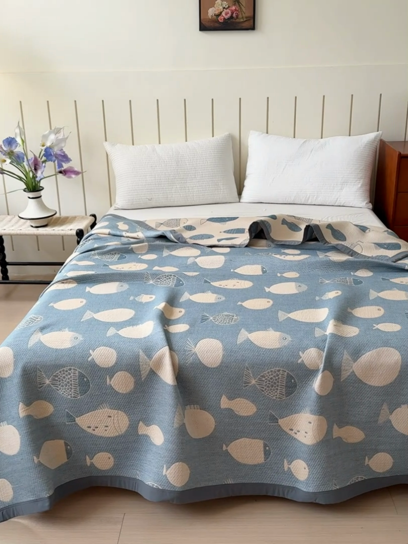 91家纺网 家纺一手货源 找家纺 2025新款A类纯棉针织三层纱提花多功能毯 蓝色-小鱼