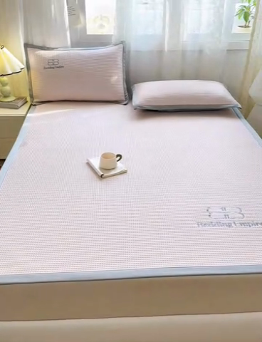 91家纺网 家纺一手货源 找家纺 2025年新款乙纶华夫格刺绣熊猫漫野冰豆豆系列 樱花粉-床席款