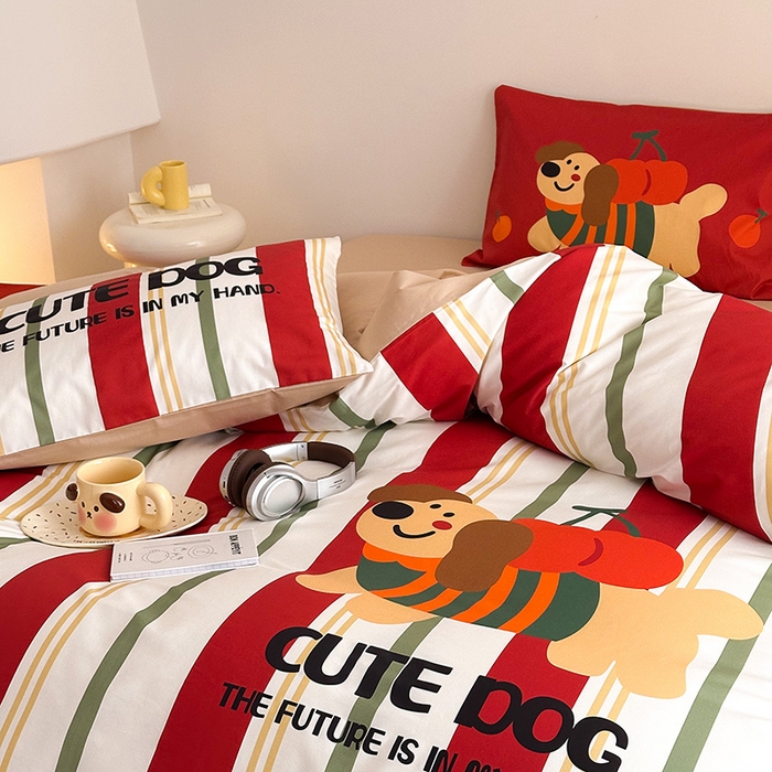 91家纺网 家纺一手货源 找家纺 花言狐语 2025新款全棉13372卡通大版数码印花四件套（提供买家秀） 可爱小狗（红）