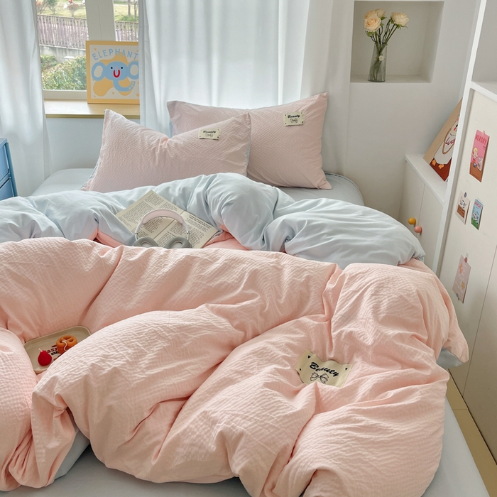 91家纺网 家纺一手货源 找家纺 桃心家居 2025新款A类韩系亲肤软糯甜格泡泡水洗棉撞色奶呼呼织标蝴蝶少女四件套 泡泡水洗棉-甜格粉蓝