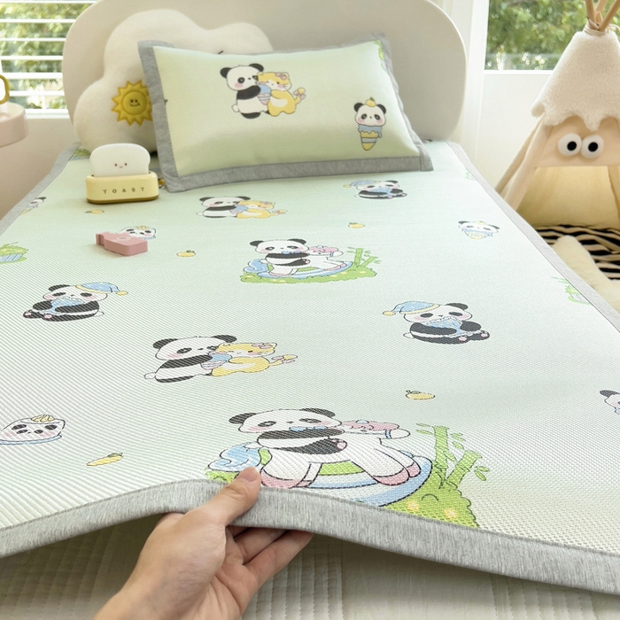 91家纺网 家纺一手货源 找家纺 鱼宝2025新款儿童冰藤席冰丝凉席软席 花园熊猫