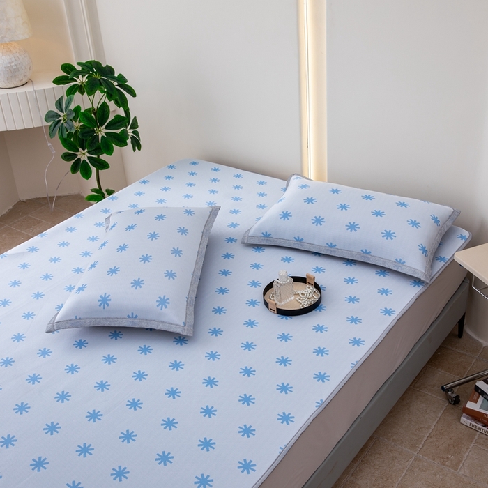 91家纺网 家纺一手货源 找家纺 凌云家纺  2025新款提花凉感冰丝席床笠款三明治凉席三件套 雪漾-蓝