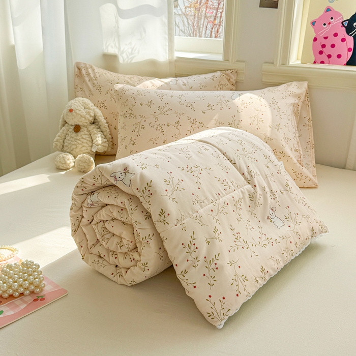 91家纺网 家纺一手货源 找家纺 慕尚家纺 2025新款水洗棉花边工艺羽丝棉卡通系列夏被 兔宝宝