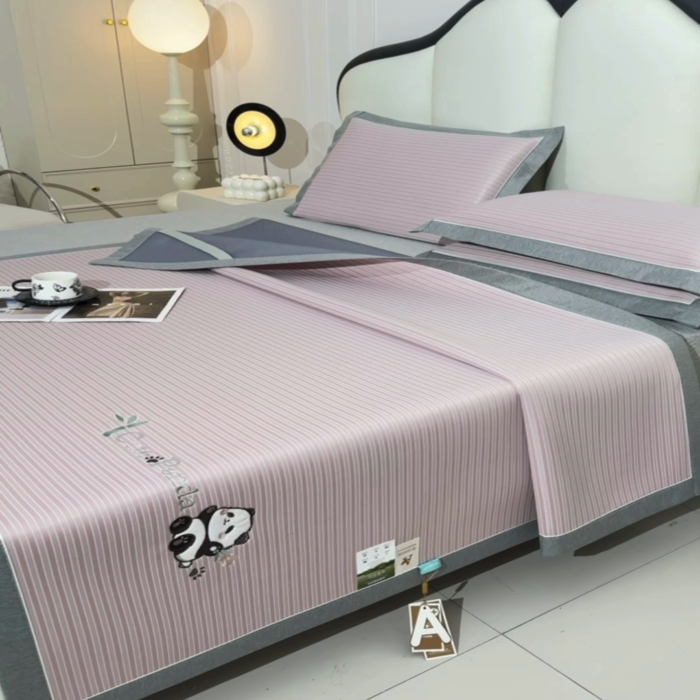 91家纺网 家纺一手货源 找家纺 小牛席业 2025新款经典条纹熊猫凉感冰丝席凉席席子 系列 粉色