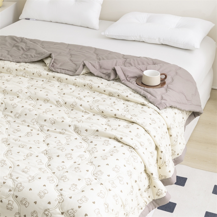 91家纺网 家纺一手货源 找家纺 席万佳 2025新款直播热款印花夏凉被空调被被子被芯水洗棉夏被 比熊院长