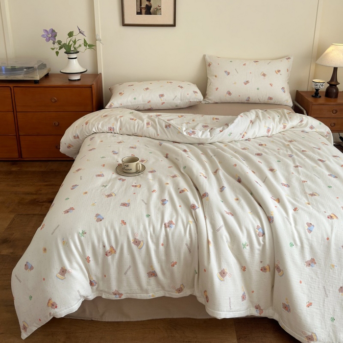 91家纺网 家纺一手货源 找家纺 曲之慕2025新款A类母婴级有氧全棉纯棉双层纱印花四件套 甜点小熊-米