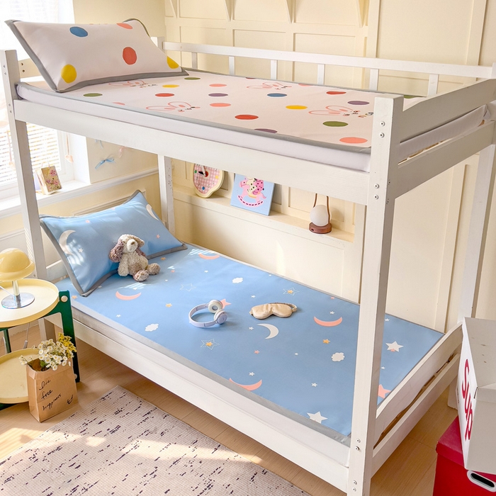 91家纺网 家纺一手货源 找家纺 富馨莱 2025新款学生平铺款冰藤印花凉席A类抗菌冰丝席支持定制尺寸 星空