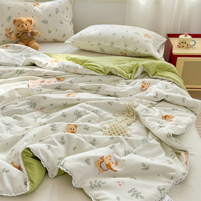 91家纺网 家纺一手货源 找家纺 慕尚家纺 2025新款水洗棉花边工艺羽丝棉卡通系列夏被 邻家小熊