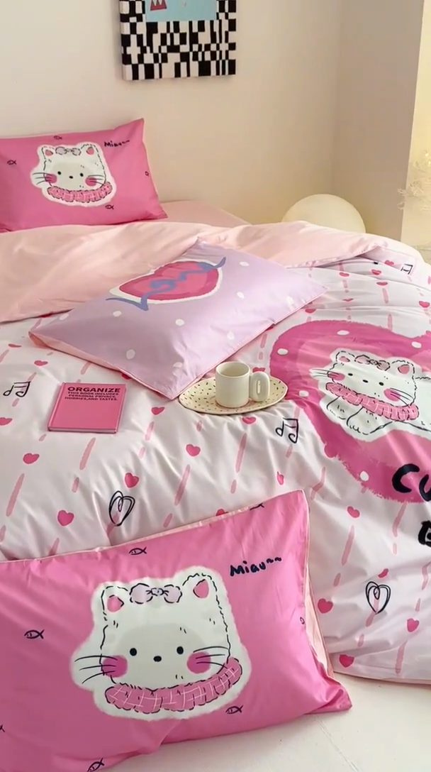 91家纺网 家纺一手货源 找家纺 花言狐语 2025新款全棉13372卡通大版数码印花四件套（提供买家秀） 爱心猫