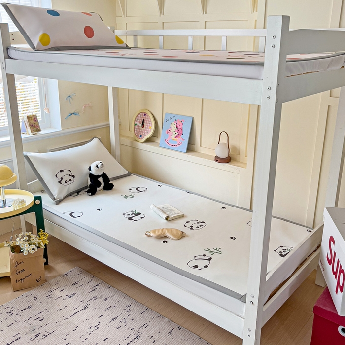 91家纺网 家纺一手货源 找家纺 富馨莱 2025新款学生平铺款冰藤印花凉席A类抗菌冰丝席支持定制尺寸 熊猫胖胖