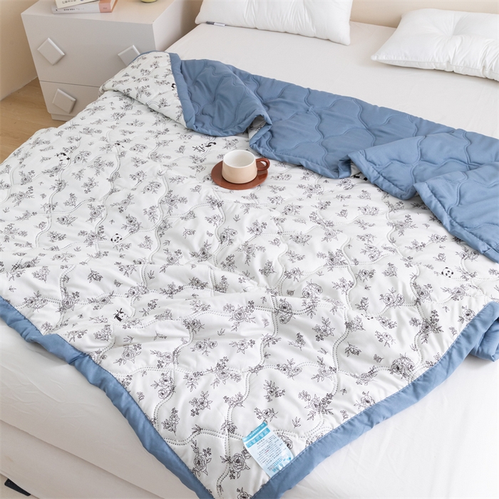 91家纺网 家纺一手货源 找家纺 梵心家纺 2025新款直播热款印花夏凉被空调被被子被芯水洗棉夏被 熊猫物语