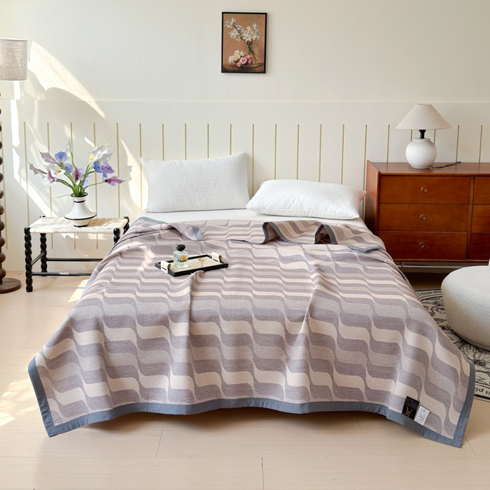 91家纺网 家纺一手货源 找家纺 2025新款A类纯棉针织三层纱提花多功能毯 棕色-波纹