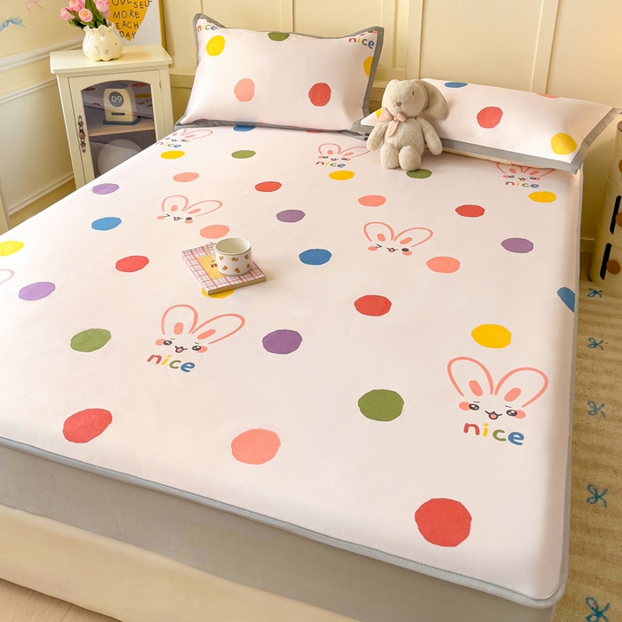 91家纺网 家纺一手货源 找家纺 富馨莱 2025新款床笠款冰藤印花凉席A类抗菌冰丝席支持定制尺寸 圆点兔兔