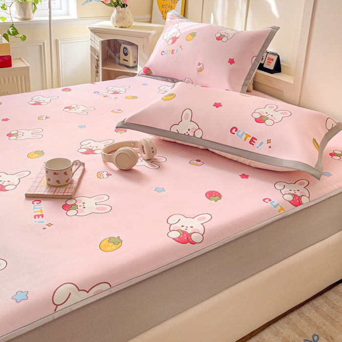 91家纺网 家纺一手货源 找家纺 富馨莱 2025新款床笠款冰藤印花凉席A类抗菌冰丝席支持定制尺寸 甜心兔