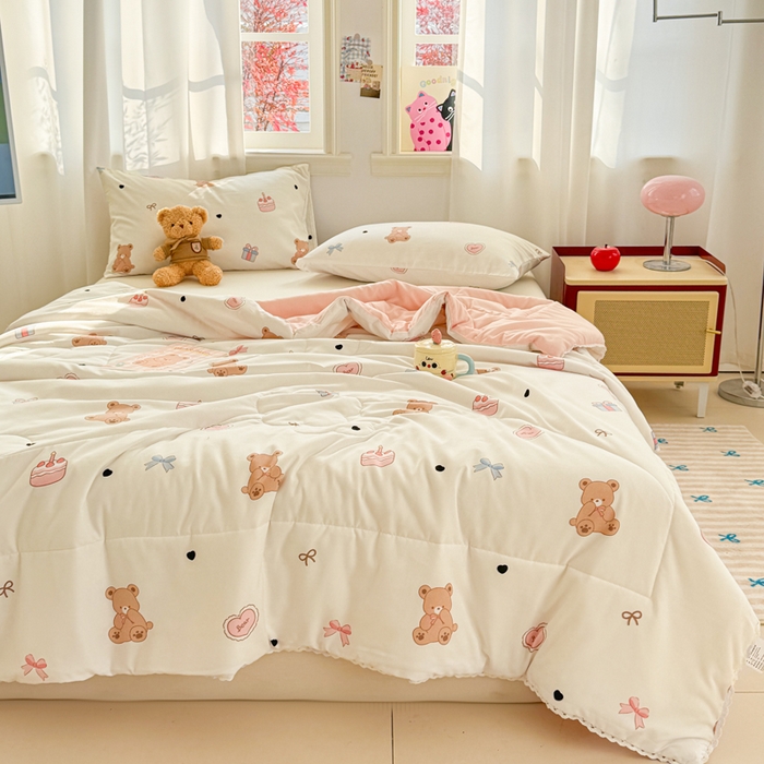 91家纺网 家纺一手货源 找家纺 慕尚家纺 2025新款水洗棉花边工艺羽丝棉卡通系列夏被 甜品小熊