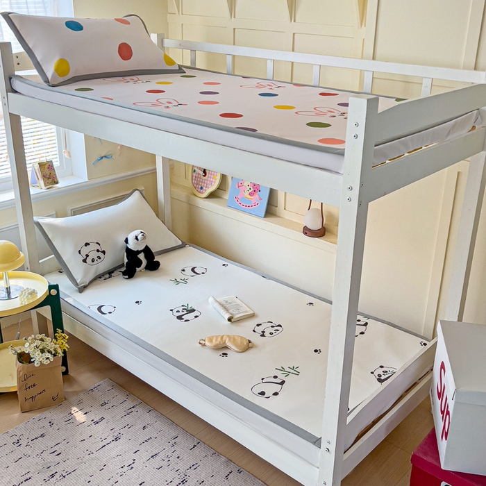 91家纺网 家纺一手货源 找家纺 富馨莱 2025新款学生平铺款冰藤印花凉席A类抗菌冰丝席支持定制尺寸 熊猫胖胖