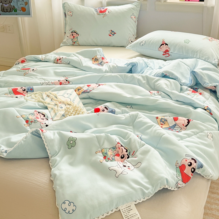 91家纺网 家纺一手货源 找家纺 慕尚家纺 2025新款水洗棉花边工艺羽丝棉卡通系列夏被 蜡笔小新