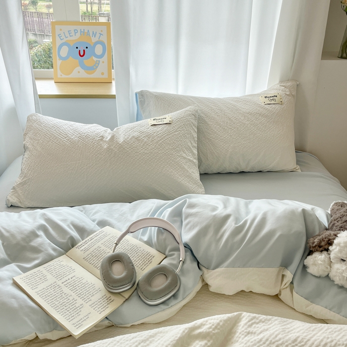 91家纺网 家纺一手货源 找家纺 桃心家居 2025新款A类韩系亲肤软糯甜格泡泡水洗棉撞色奶呼呼织标蝴蝶少女四件套 泡泡水洗棉-甜格奶白蓝