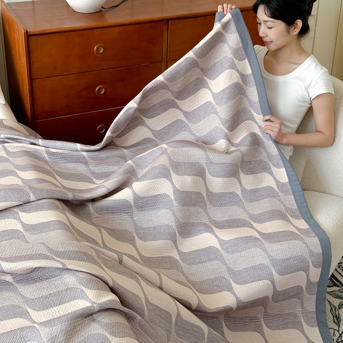 91家纺网 家纺一手货源 找家纺 2025新款A类纯棉针织三层纱提花多功能毯 棕色-波纹