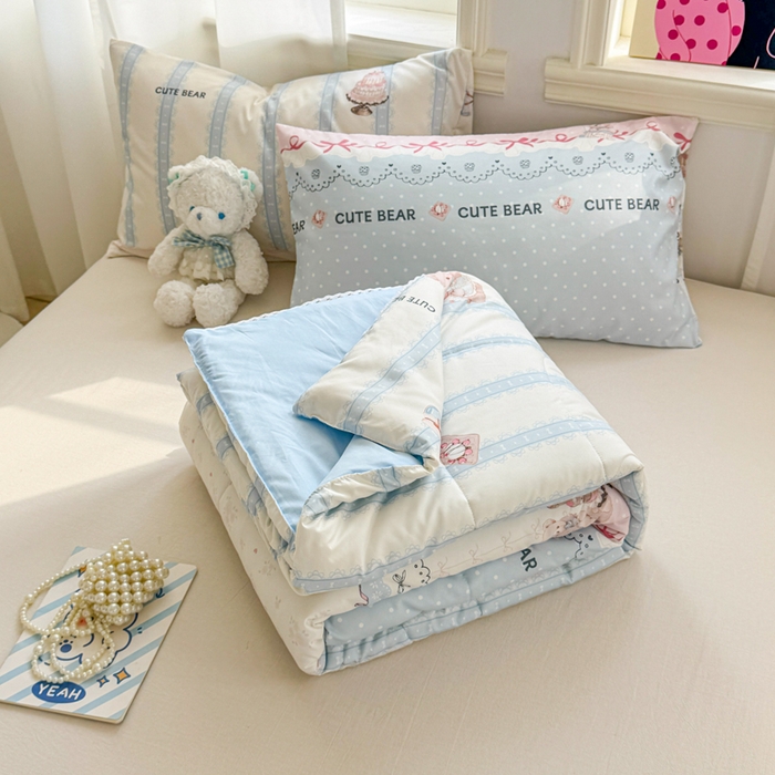91家纺网 家纺一手货源 找家纺 慕尚家纺 2025新款水洗棉花边工艺羽丝棉卡通系列夏被 洛丽塔小熊