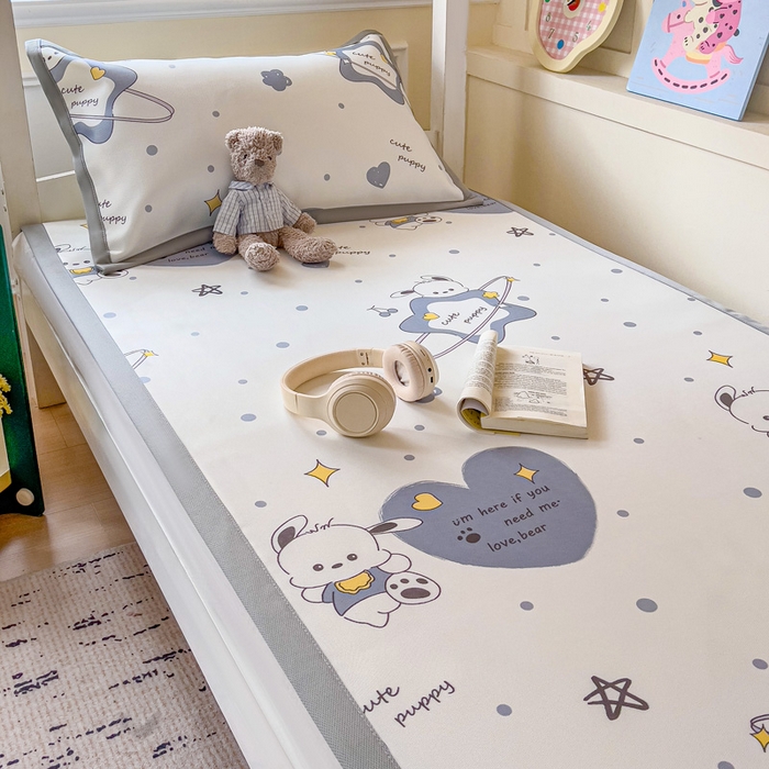 91家纺网 家纺一手货源 找家纺 富馨莱 2025新款学生平铺款冰藤印花凉席A类抗菌冰丝席支持定制尺寸 星星狗