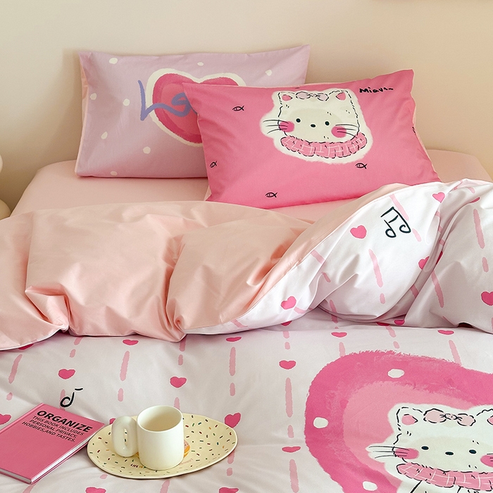 91家纺网 家纺一手货源 找家纺 花言狐语 2025新款全棉13372卡通大版数码印花四件套（提供买家秀） 爱心猫