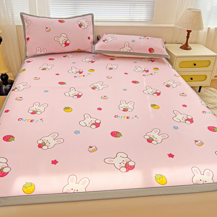 91家纺网 家纺一手货源 找家纺 富馨莱 2025新款平铺款冰藤印花凉席A类抗菌冰丝席支持定制尺寸 甜心兔