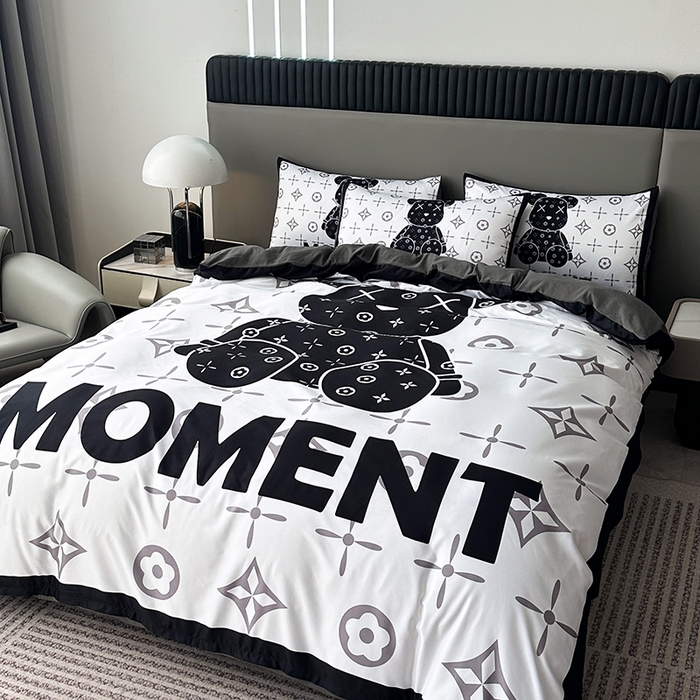 91家纺网 家纺一手货源 找家纺 2025新款水洗真丝数码印花四件套 路易熊-白