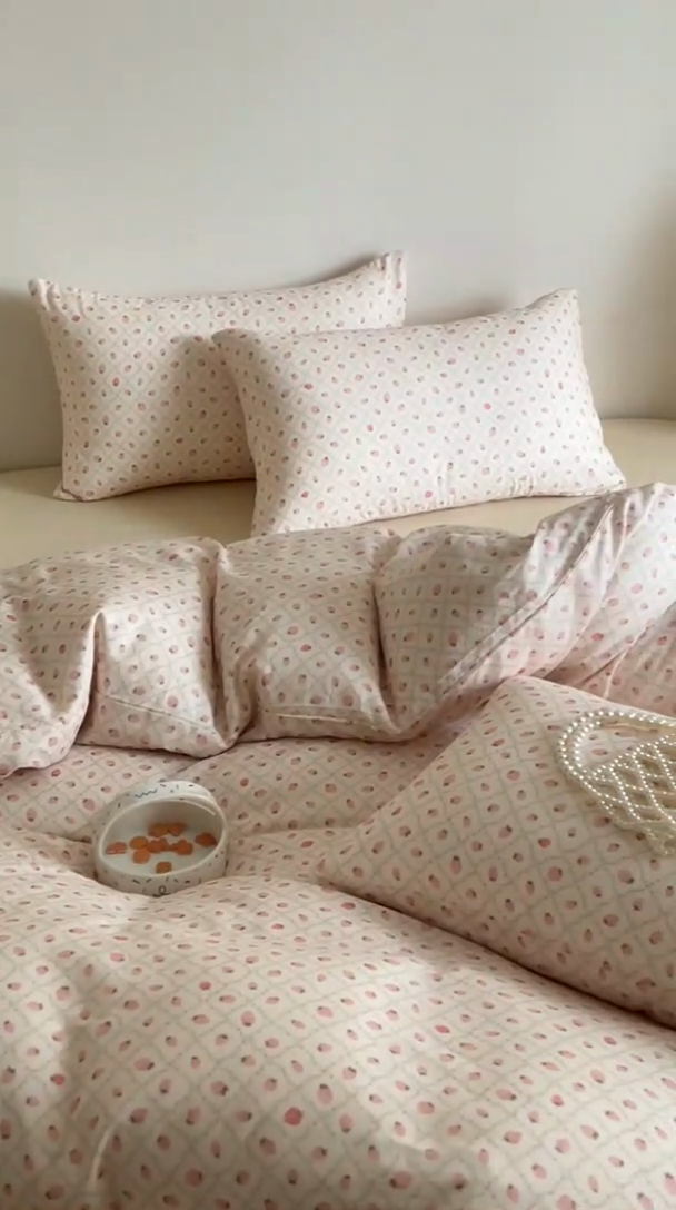 91家纺网 家纺一手货源 找家纺 塞纳 2026新款.全棉有氧双层纱四件套-场景一 奶油草莓-咖