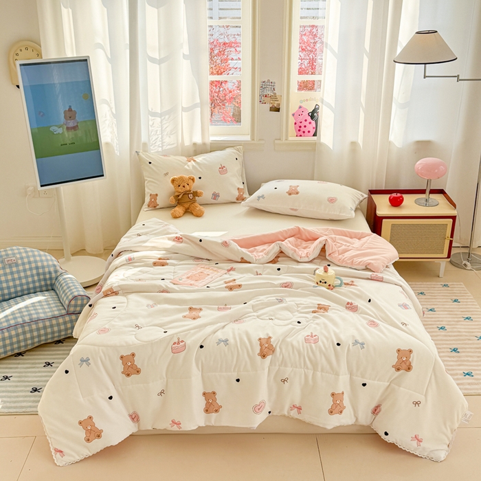 91家纺网 家纺一手货源 找家纺 慕尚家纺 2025新款水洗棉花边工艺羽丝棉卡通系列夏被 甜品小熊