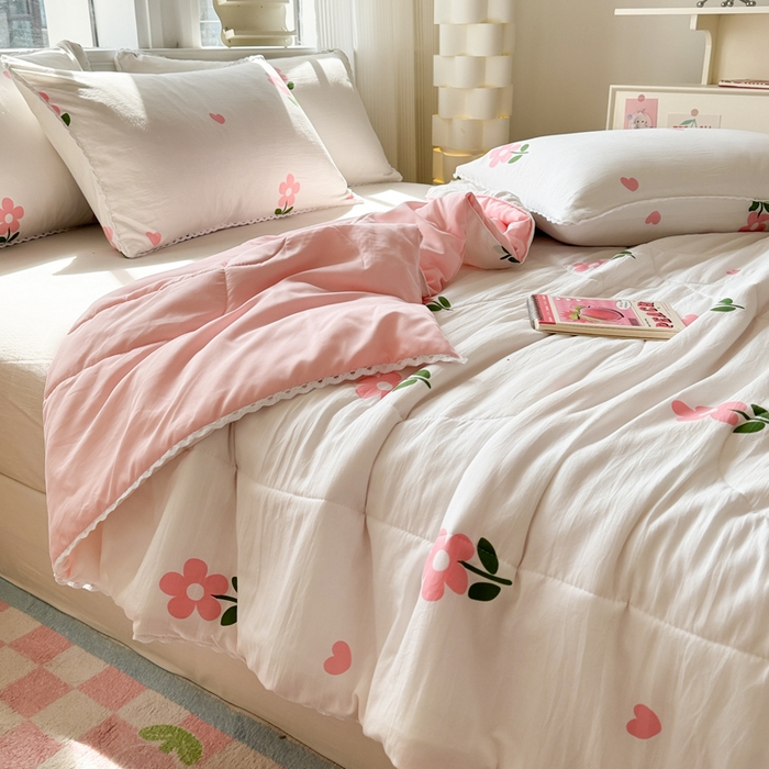 91家纺网 家纺一手货源 找家纺 慕尚家纺 2025新款水洗棉花边工艺羽丝棉卡通系列夏被 花儿朵朵