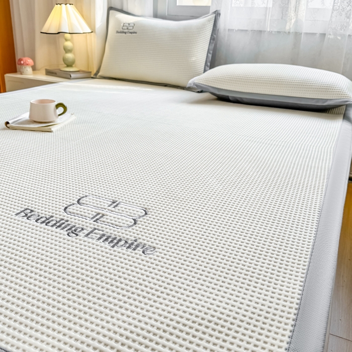 91家纺网 家纺一手货源 找家纺 2025年新款乙纶华夫格刺绣熊猫漫野冰豆豆系列 珍珠白-床席款