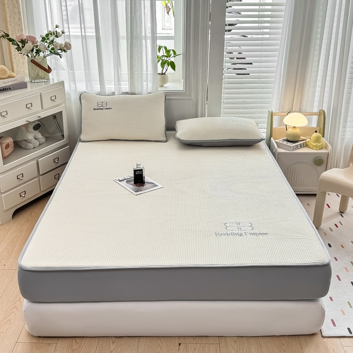 91家纺网 家纺一手货源 找家纺 2025年新款乙纶华夫格刺绣熊猫漫野冰豆豆系列 珍珠白-床笠款