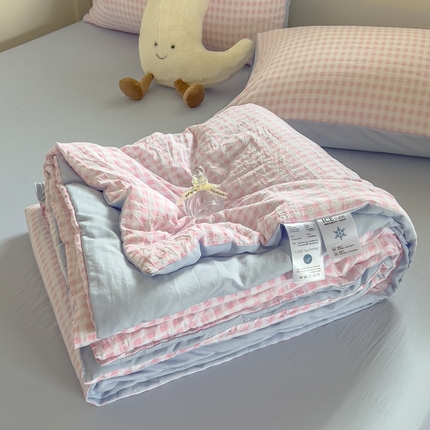 91家纺网 家纺一手货源 找家纺 N先生+V 13814689556 发大图/买家秀 2025新款云朵棉皱皱纱夏被夏凉被空调被 格子粉
