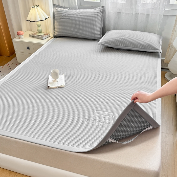 91家纺网 家纺一手货源 找家纺 2025年新款乙纶华夫格刺绣熊猫漫野冰豆豆系列 山灰-床席款