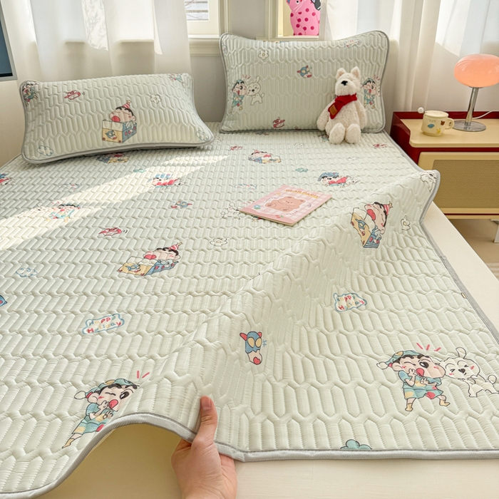 91家纺网 家纺一手货源 找家纺 慕尚家纺  2025春夏新款乳胶凉席水洗棉夏被夏凉被空调被三件套四件套 蜡笔小新