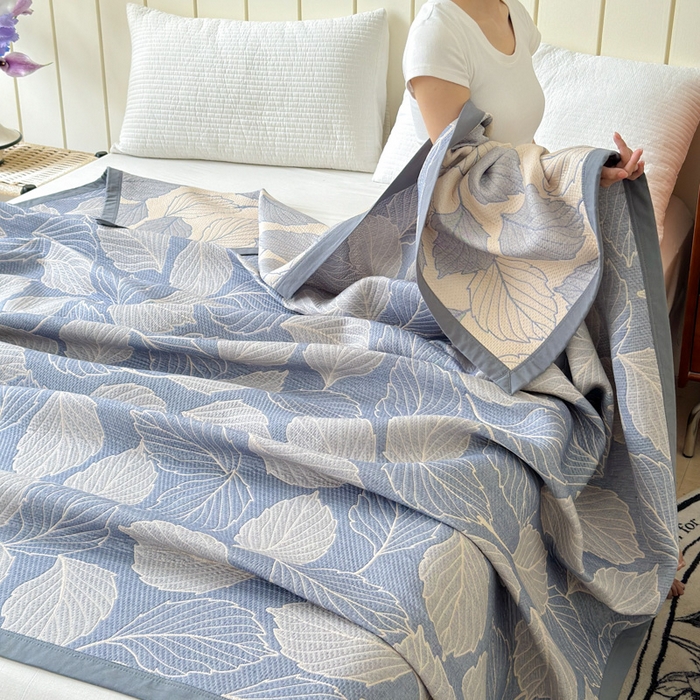 91家纺网 家纺一手货源 找家纺 2025新款A类纯棉针织三层纱提花多功能毯 蓝色-桑叶