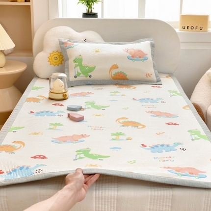 91家纺网 家纺一手货源 找家纺 鱼宝2025新款儿童冰藤席冰丝凉席软席 七彩恐龙