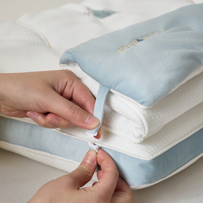 91家纺网 家纺一手货源 找家纺 昕科 2025新款云颈二合一可拆卸牵引枕芯-小被子小毯子枕头刺绣双层枕芯 云颈二合一枕-蓝色